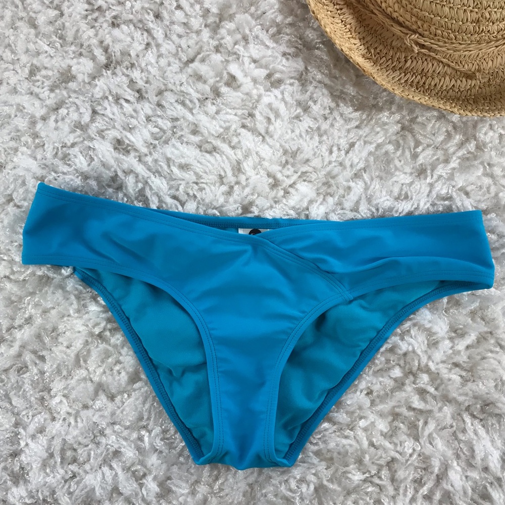 🛍3 FOR $25- ROXY- BIKINI BOTTOM 🏄‍♀️